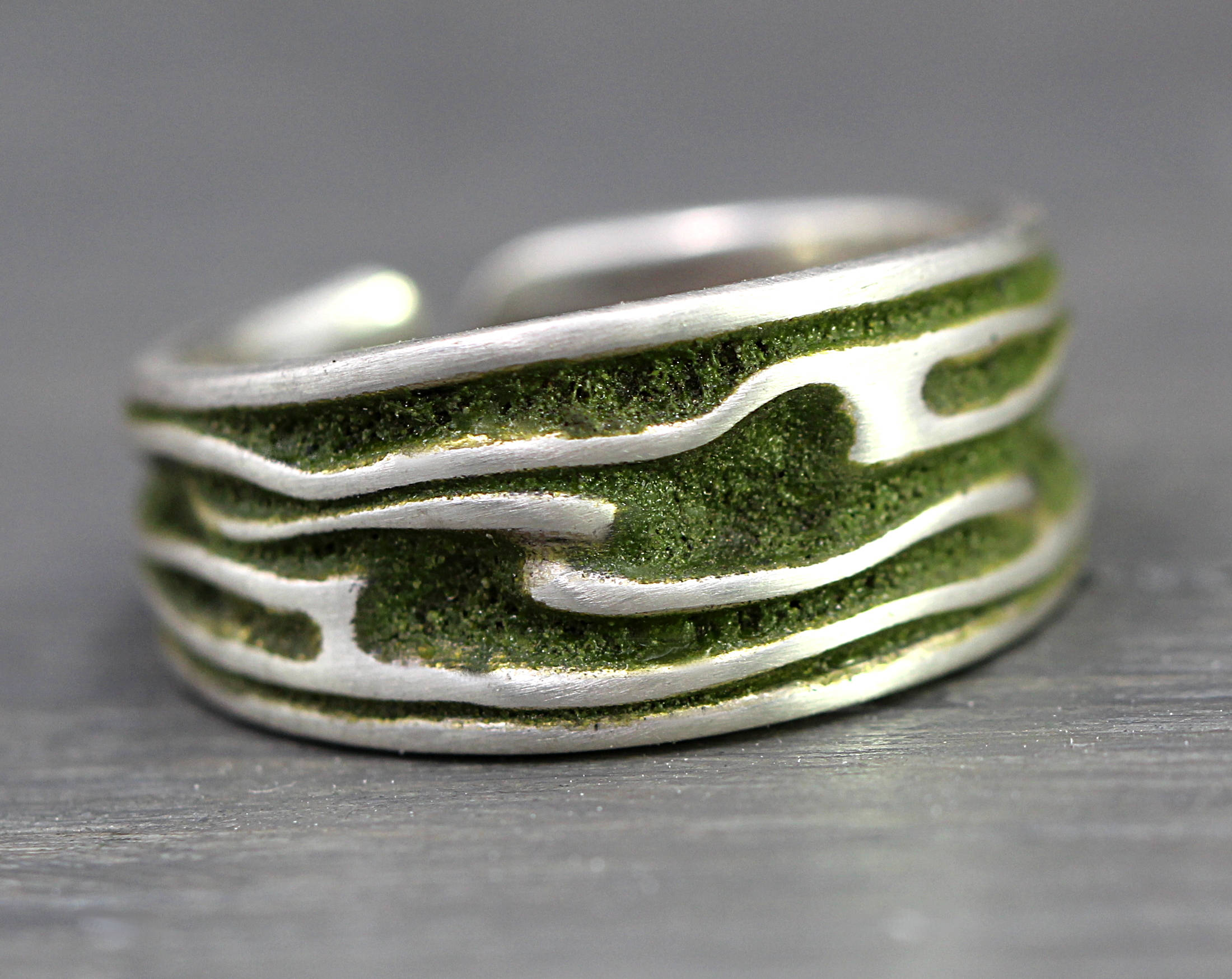 Sterling MOSS ring. Unisex ring with moss inlay. Adjustable.