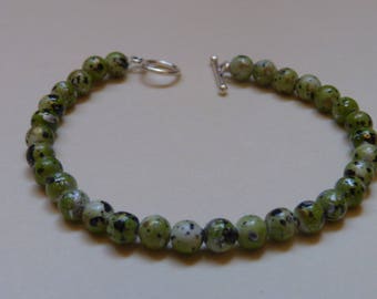Green and black speckled beaded bracelet