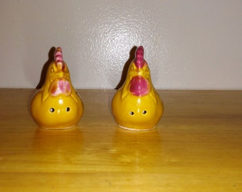 Vintage Rooster/Hen Salt and Pepper Shaker SET
