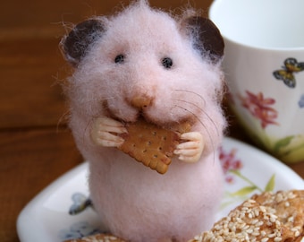 Needle felt realistic hamster with cookie, felted mouse, felted hamster, felted toy, felt animal, eco-friendly, collectable miniatur