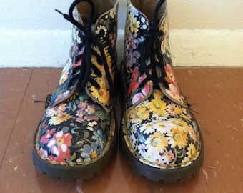 RARE 90s Dr. Marten's Floral Boots size UK 1 US 2 kids shoes