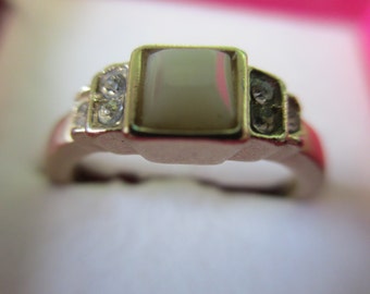 Vintage Jewelry white stone and crystals Ring size 7 1/2" gold toned no markings
