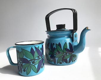 FINEL Lehva enamel kettle & mug, leaf and berry decor / extremely Rare highly collectible / Mid century modern ARABIA Finland