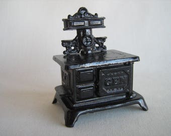 Vintage Dollhouse Furniture - Miniature Heavy GEM Cast Iron Stove/Oven in 3/4" Scale