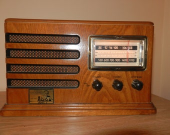 Photography Prop,Television Props,Vintage Radio,Old Radio,AM Radio,FM Radio,Movie Props.