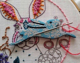 Magnetic Wooden Hare NEEDLE MINDER Brooch in Various Colours, Needle knack, Needle nanny Needle Minders