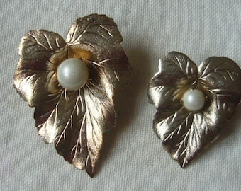 Vintage Sarah Cov Golden Chit Chat 1960s pin Brooches