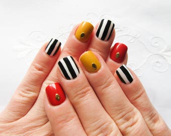 Short Fake Nails / Press on Nails / False Nails / Acrylic Nails / Short / Stripes / Goth / Alternative / Nails