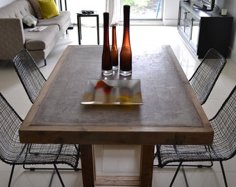 Mesa de hormigón con incrustaciones de madera