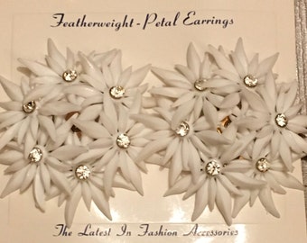 Vintage Deadstock 1950s / 1960s Large White Featherweight Flower Cluster With Rhinestones Clip On Earrings