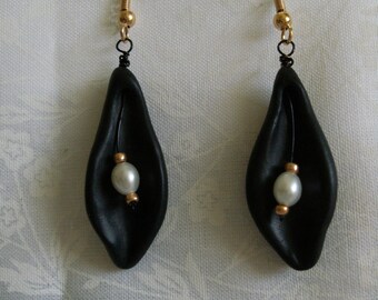 Tuxedo Earrings: Freshwater Pearls in Black Petal Pods