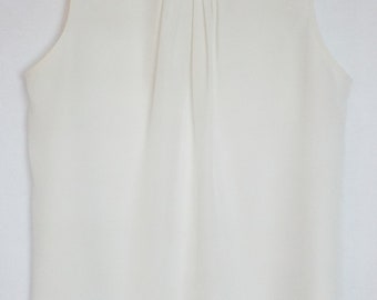 Atruim Ivory Sleevless Blouse With Standup collar Size 18/20