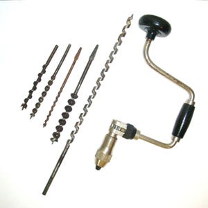 Vintage auger hand drill brace, chuck with ratchet tightening and 5 bits. Marked Japan, BF. In good working order with minor surface rust.