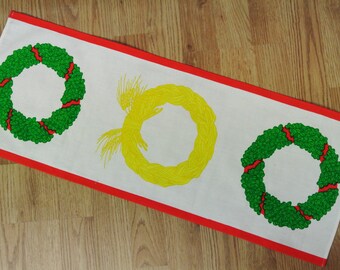 Swedish retro vintage 1980s printed cotton design tabelcloth runner with christmas wreths motive on creame white bottomcolor