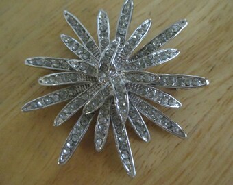 Vintage costume jewelry / rhinestone star burst brooch