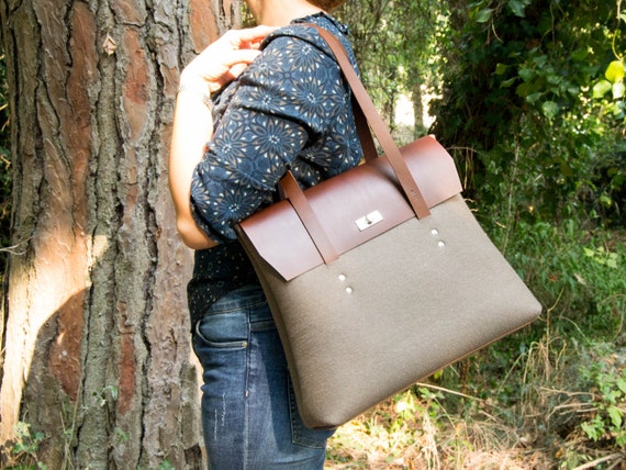 Felt and leather LARGE FLAP BAG / taupe and brown / elegant bag / shoulder bag / leather straps / tote bag / 100% wool felt / made in Italy
