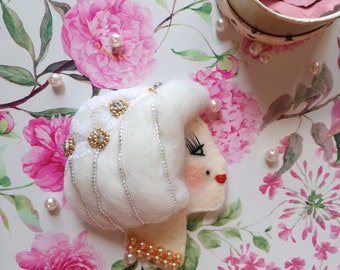 Boudoir Dollface Brooch: Spring in white