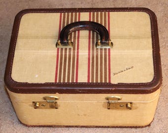 Adorable Vintage Travelux Tweed and Leather Train Case or Makeup Case with Original Interior
