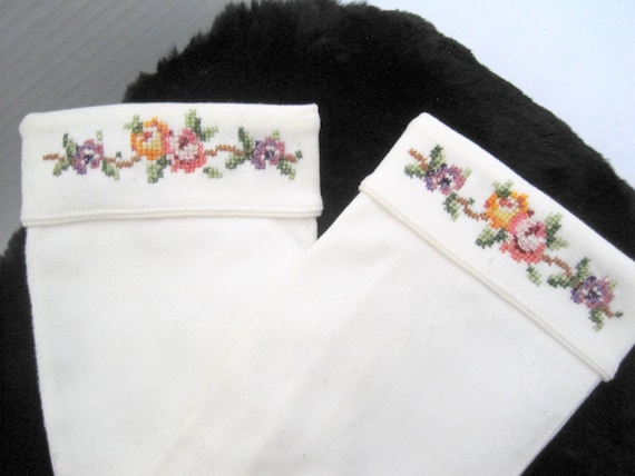 White Gloves, Embroidered Cuffs, Wedding Short Gloves, size 6 1/2
