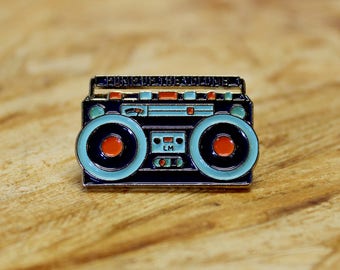 Pin's "Pump Up The Volume" / Ghetto Blaster / enamel pin / music / radio /hype/Boombox