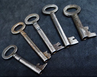 Five Vintage Skeleton Keys... Antique or Vintage (a)