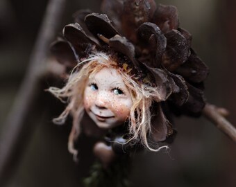 Pixie girl Minki handmade decoration, Zapfenkind