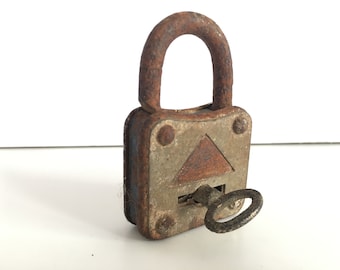 Antique padlock - Old padlock - Vintage Padlock - Old padlock with key - Beautiful working padlock - Vintage padlock with key - Rustic lock