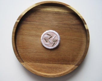 Broche brodée motif vermicelles