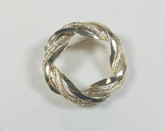 Vintage Gerrys Gold Tone Round Pin Brooch Twist Circle Curling Leaves
