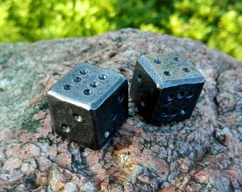 Sechs seitiger Würfel, von Hand geschmiedet. Hand geschmiedeten Stahl Würfel, Paar.
