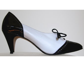 70s Johansen Bonnie and Clyde Spectator Oxford Lace Up Pump White with Black Patent Brogue Eyelet Wingtip 8 4A USA w/ Original Box
