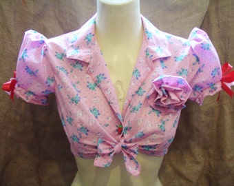 Cute,pink floral polka dot print,tie-up,cropped puff sleeve blouse with flower brooch!1930's/1940's/1950's,pin-up,rockabilly,vintage!