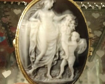 EXQUISITE! Vintage Black/White Cameo Jewelry/Snuff Box, gold plated!