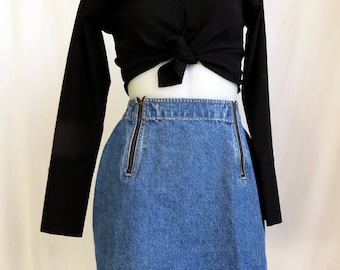 cute denim mini skirt. size small medium.