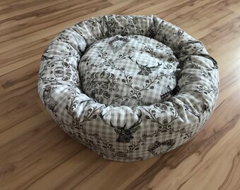 Hundebett gefüllt mit duftenden Zirbenholz