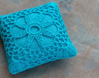 Linen pincushion - crochet motif