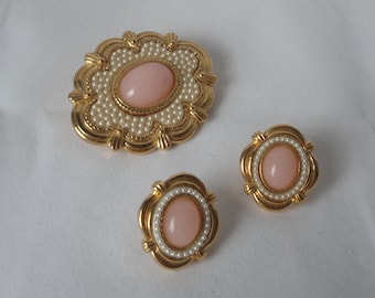 Vintage Gold Tone Pink Lucite Cabochons and Faux Pearls Unsigned Avon Brooch and Earrings Set.
