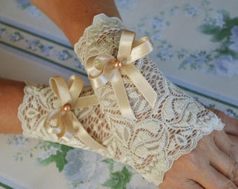 Ivory wedding gloves with pears and satin ribbon Ivory lace gloves with beige bow bridal gloves elegant gloves ivory wedding accessories