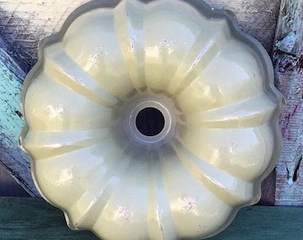 Beautiful Fluted Bundt Pan Aluminum | Hard to Find Gradient Green Exterior White Interior Decor | Collectible Kitchen Decor Tube Mold Form