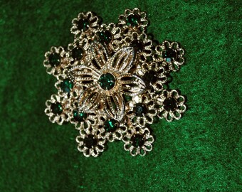 Vintage 1950's Gold Tone Filigree Emerald Green Rhinestone Brooch