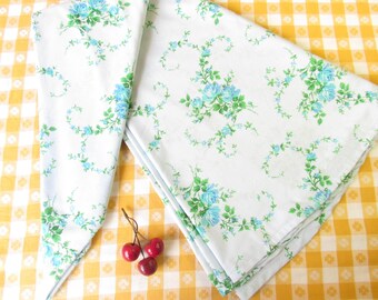 Vintage Printed Floral Tablecloth - Round 72" - Roses - Flowers - Patio Tablecloth - Spring Tablecloth - Mid Century 1960's