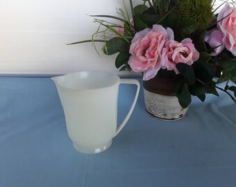 Vintage USA Hard Plastic Liquid Measuring Cup 16 oz / 2 cup