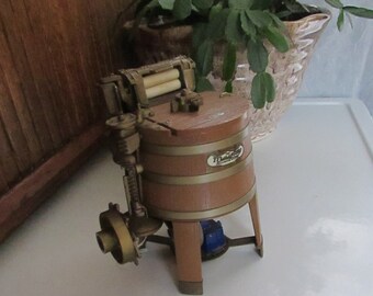 ERTL Mechanical Maytag Farm Series Multi Motor Washing Machine – Die Cast 1:6 Scale – Early 1900s& WW2 Era Model –Vintage Maytag Collectible