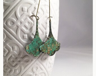 Hammered verdigris ginkgo leaf earrings. Verdigris hammered ginkgo leaf earrings. Ginkgo blue green leaf earrings. Asian style earrings.