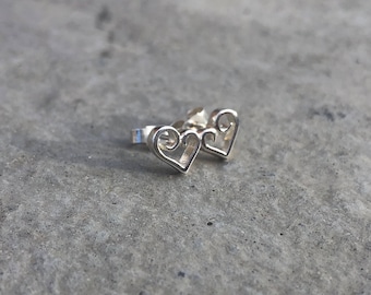 Elegant scroll stud earrings
