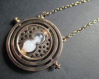 Sand timer spinning necklace in gold colour, inspired by Harry Potter, on a gold coloured chain