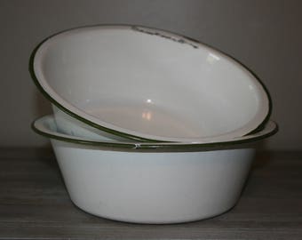 Medium Enamel Bowl / Vintage Enamel / Farmhouse Decor
