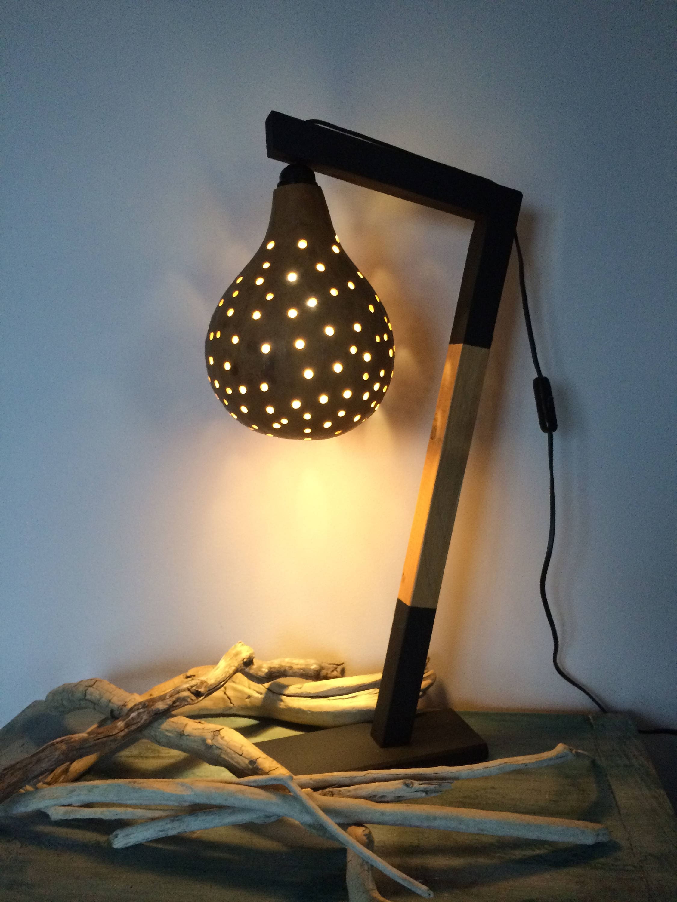 Originale Lampe d'ambiance en bois et avec abat-jour en