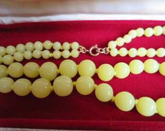 Lovely vintage pale lemon glass bead two strand necklace C1940s