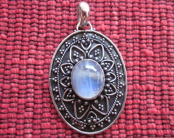 Balinese sterling Silver moonstone Pendant / silver 925 / Bali handmade jewelry